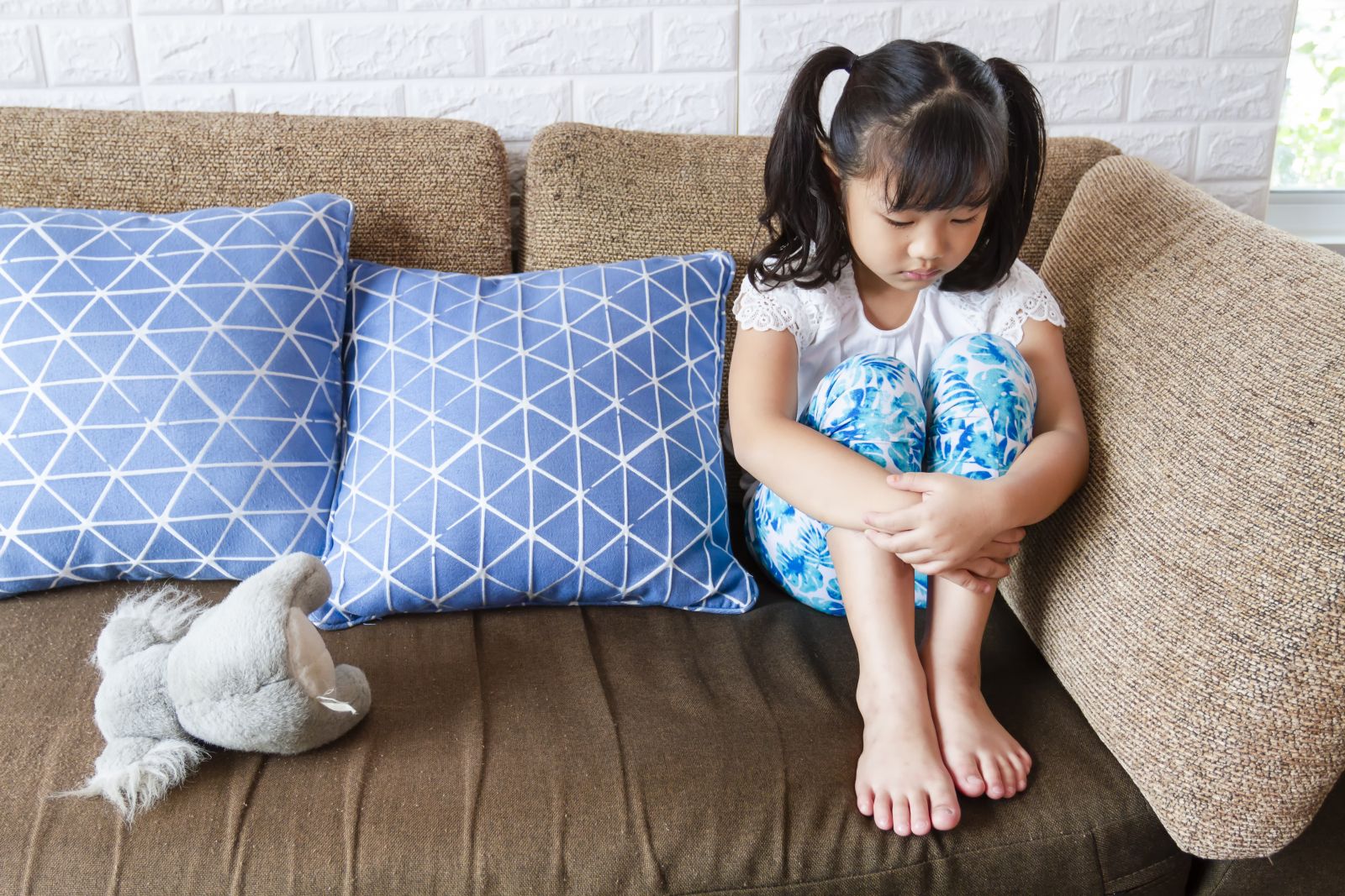 A alienação parental ocorre quando os responsáveis pelo menor utilizam de seus vínculos afetivos para colocá-lo em situação de repúdio a algum de seus genitores, como por exemplo, ao implantar na criança ou adolescente a falsa ideia de que o pai ou a mãe não a amam.